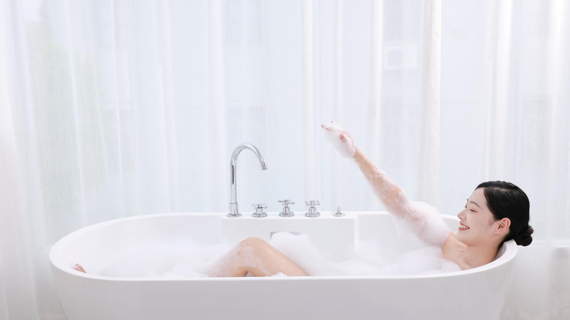 女孩泡澡时伸出大长腿视频的预览图