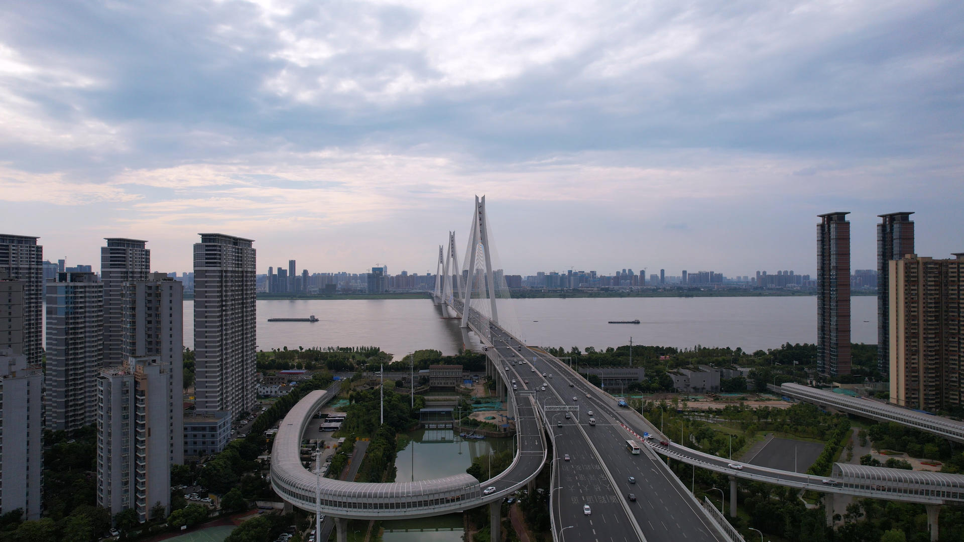 航拍城市地标长江江景道路桥梁车流交通4k素材视频的预览图