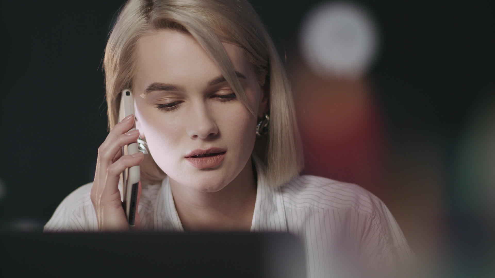 夜间工作时玩手机的女性商业女性视频的预览图