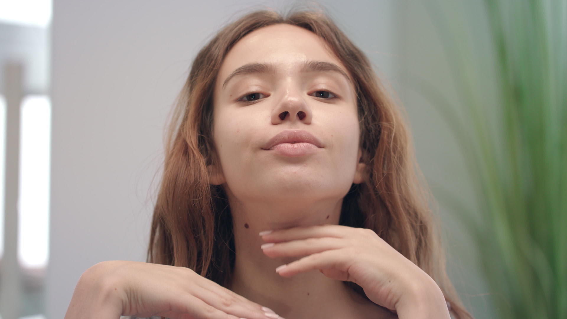 年轻女性在浴室按摩皮肤视频的预览图