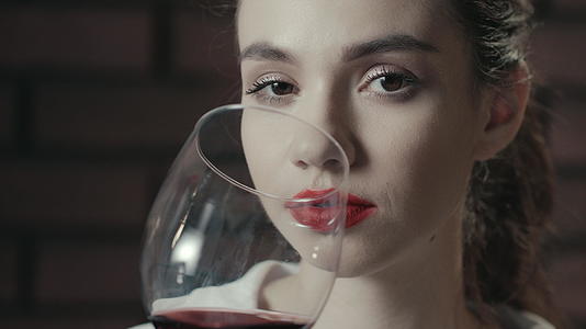 喜欢喝玻璃红酒的迷人女人视频的预览图