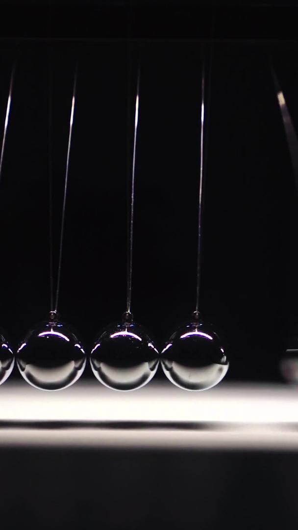 牛顿摆球时间概念创意材料视频的预览图