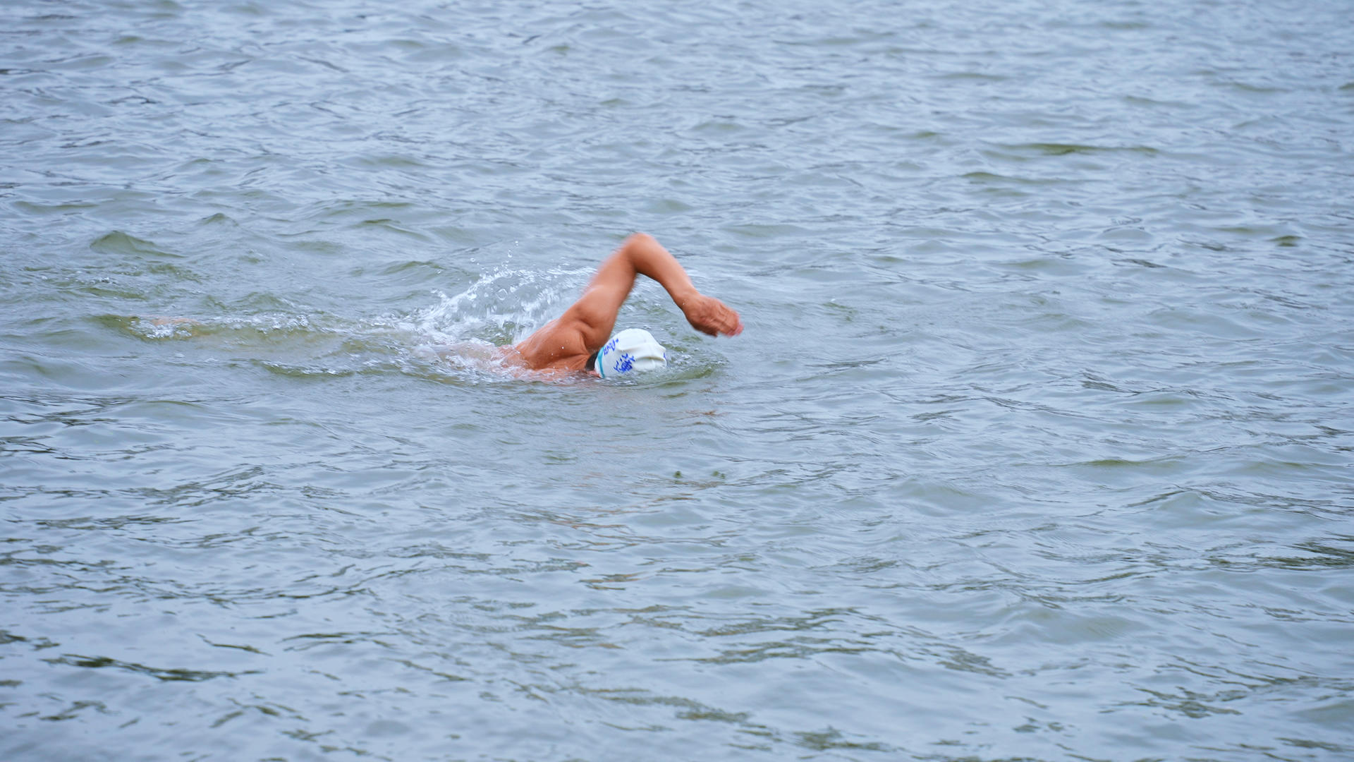 城市夏天消暑降温在长江里游泳运动健身休闲娱乐的男性4k素材视频的预览图