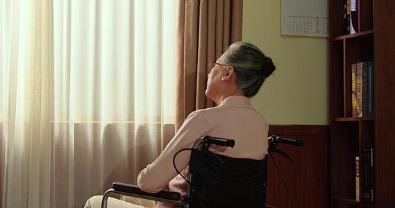 8K轮椅上的老人孤独望向窗外的身影视频的预览图
