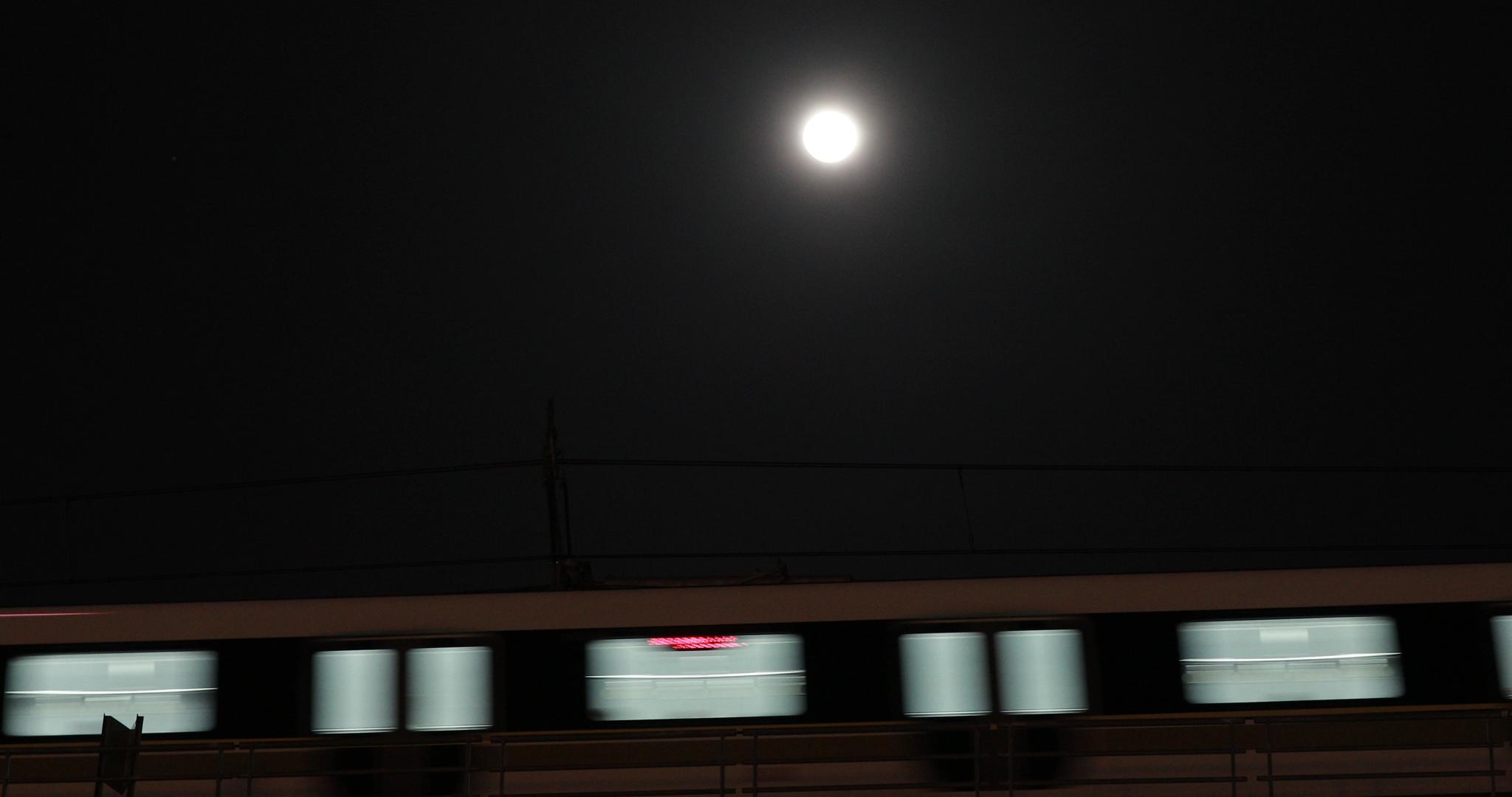 月光下的列车视频的预览图