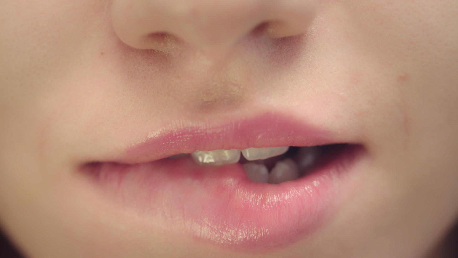 女人咬嘴唇视频的预览图