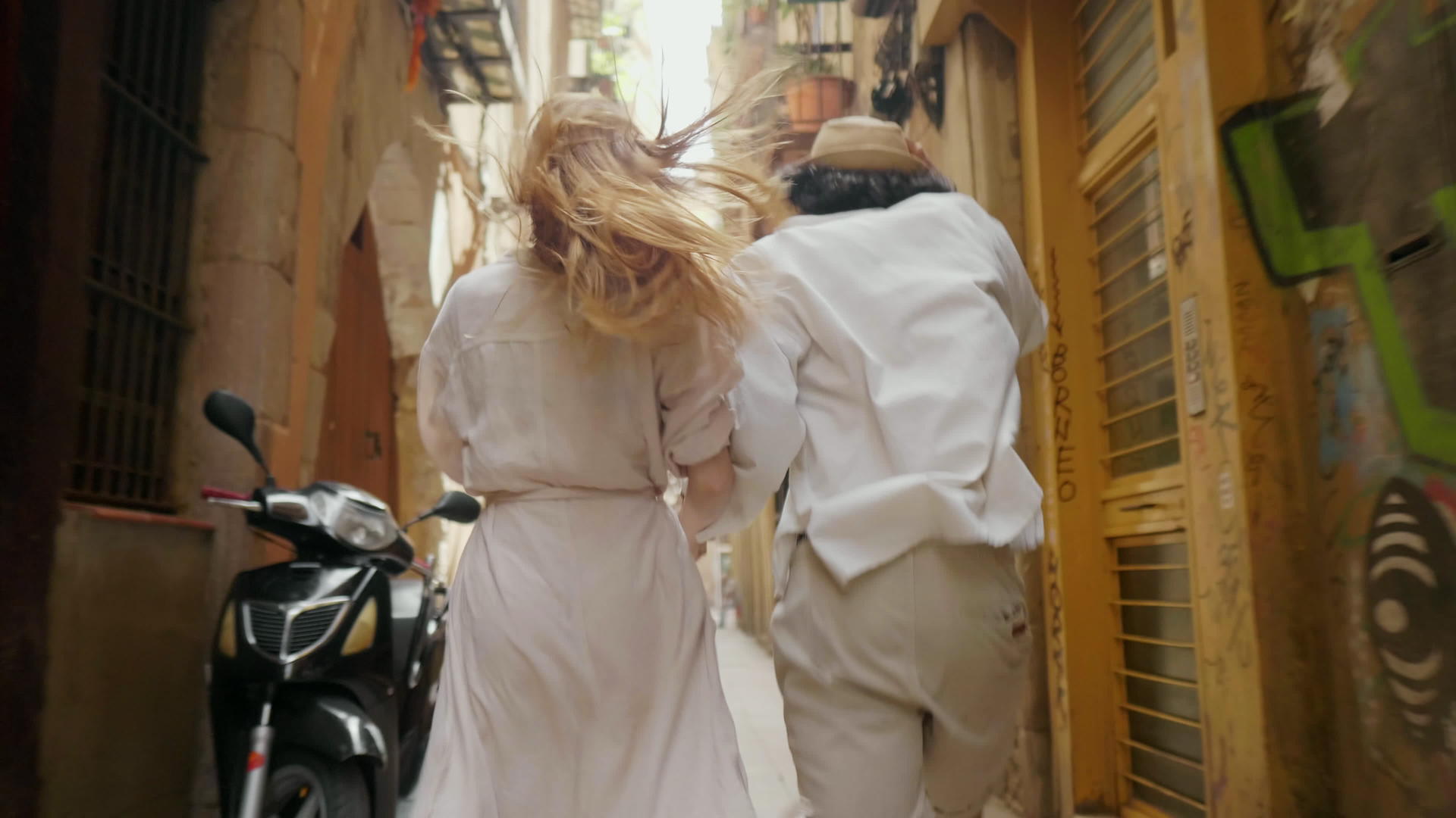 相亲的幸福情侣在旧城奔跑视频的预览图