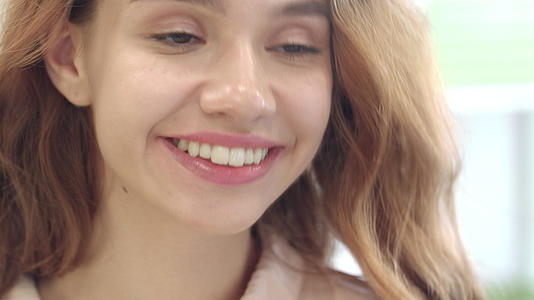 女孩的笑脸露出了白色的大牙齿视频的预览图