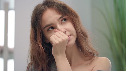年轻女性过敏并喷洒鼻喷雾剂视频的预览图