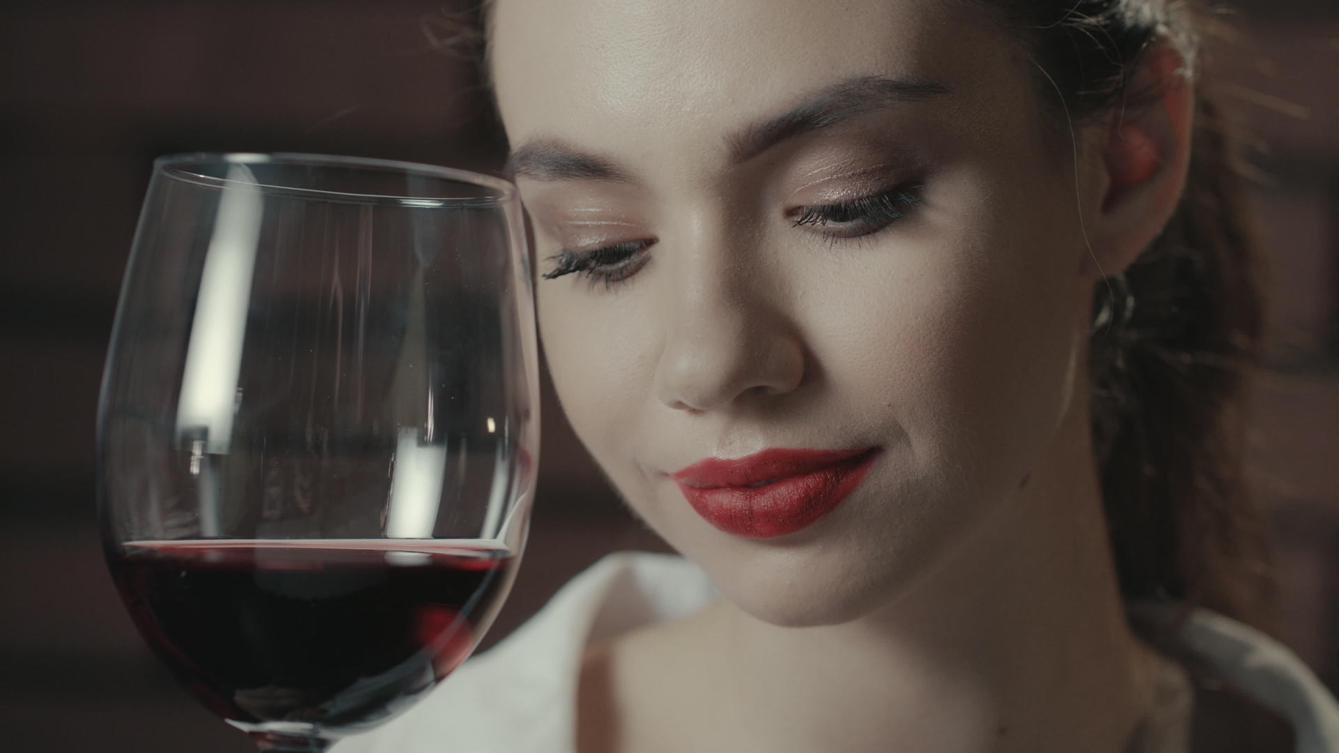肖像美女穿着红酒视频的预览图