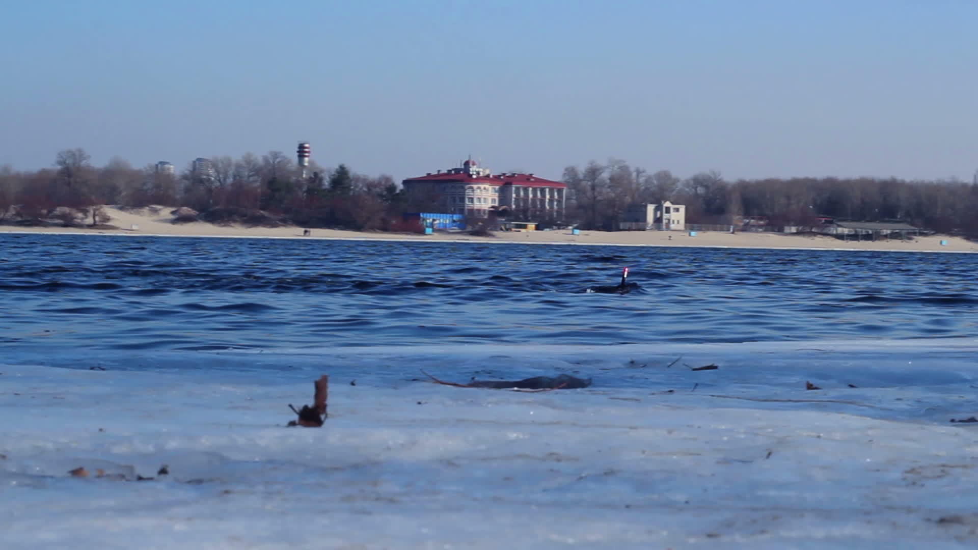 冬泳在冰冷的湖水中视频的预览图