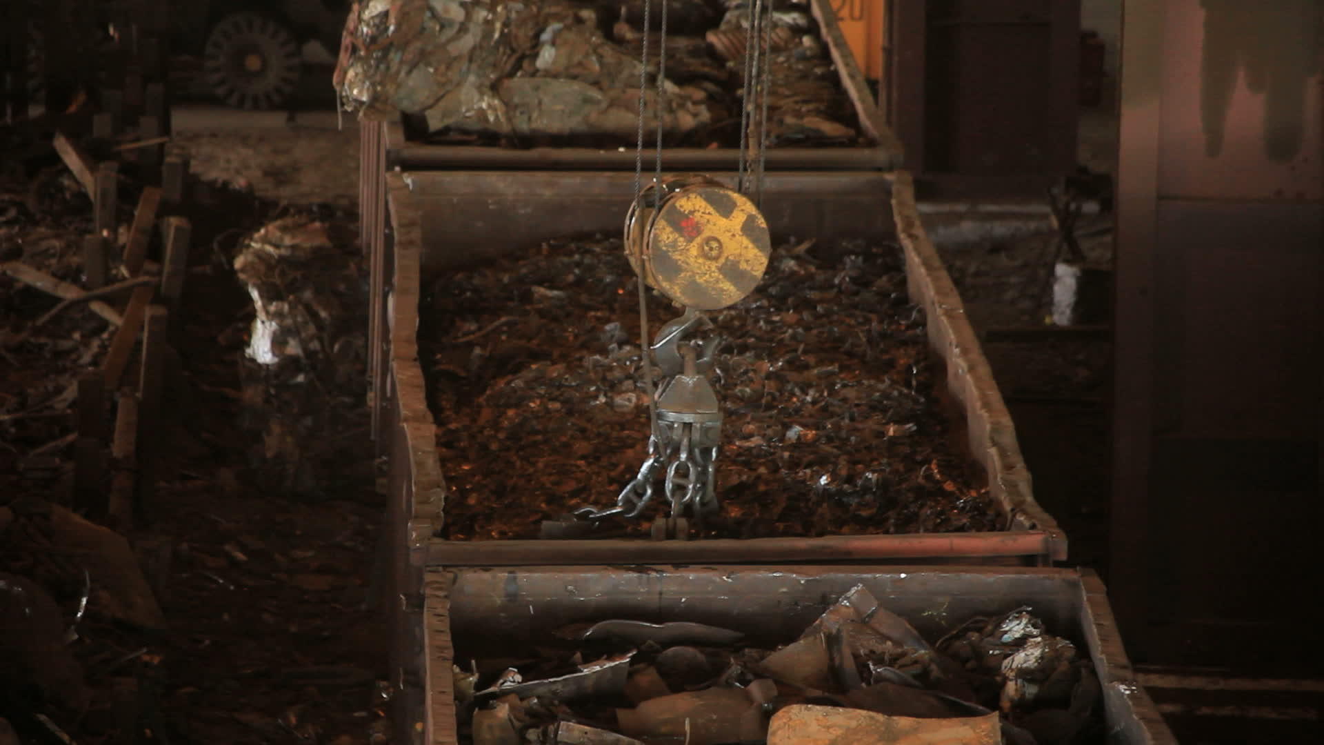 废物回收厂的金属回收厂视频的预览图