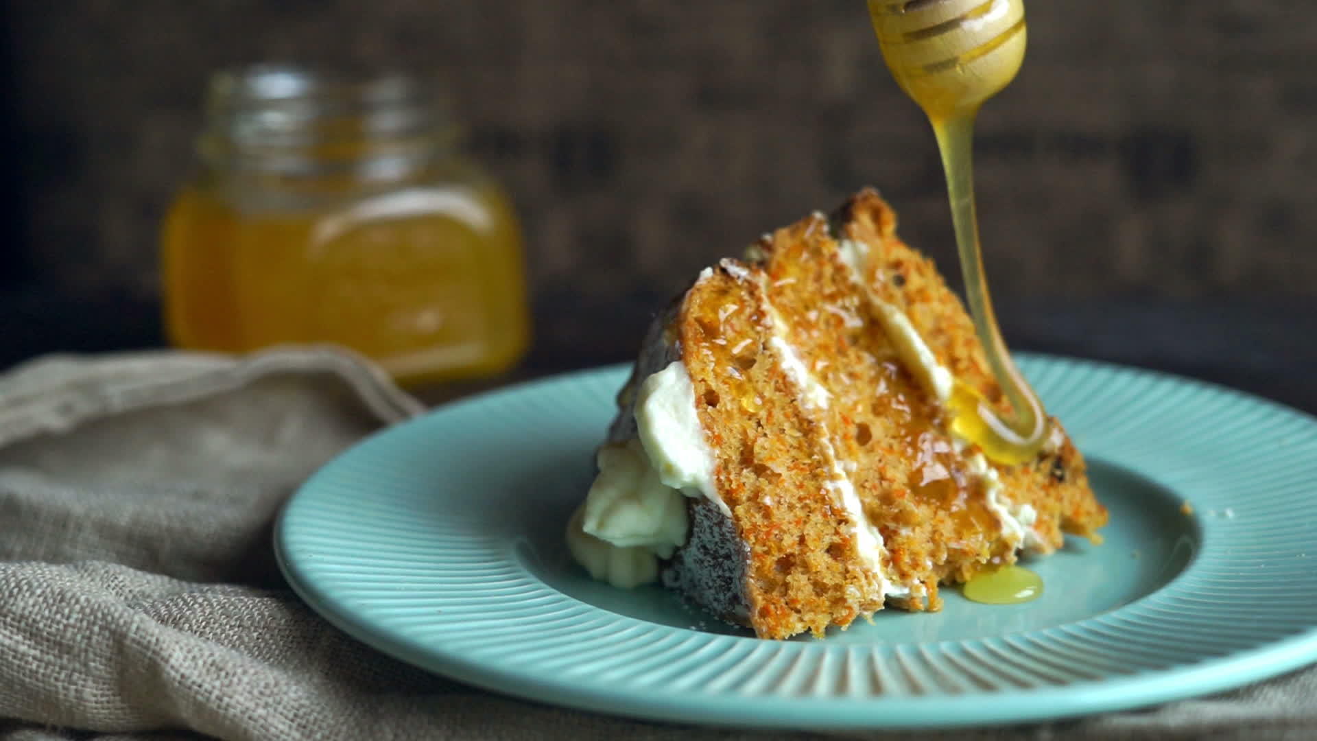 把蜂蜜倒在软蛋糕上视频的预览图