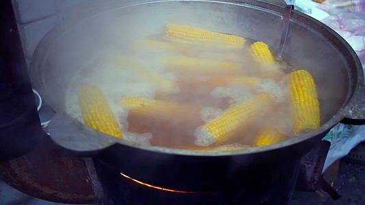 每天在大锅里煮玉米视频的预览图
