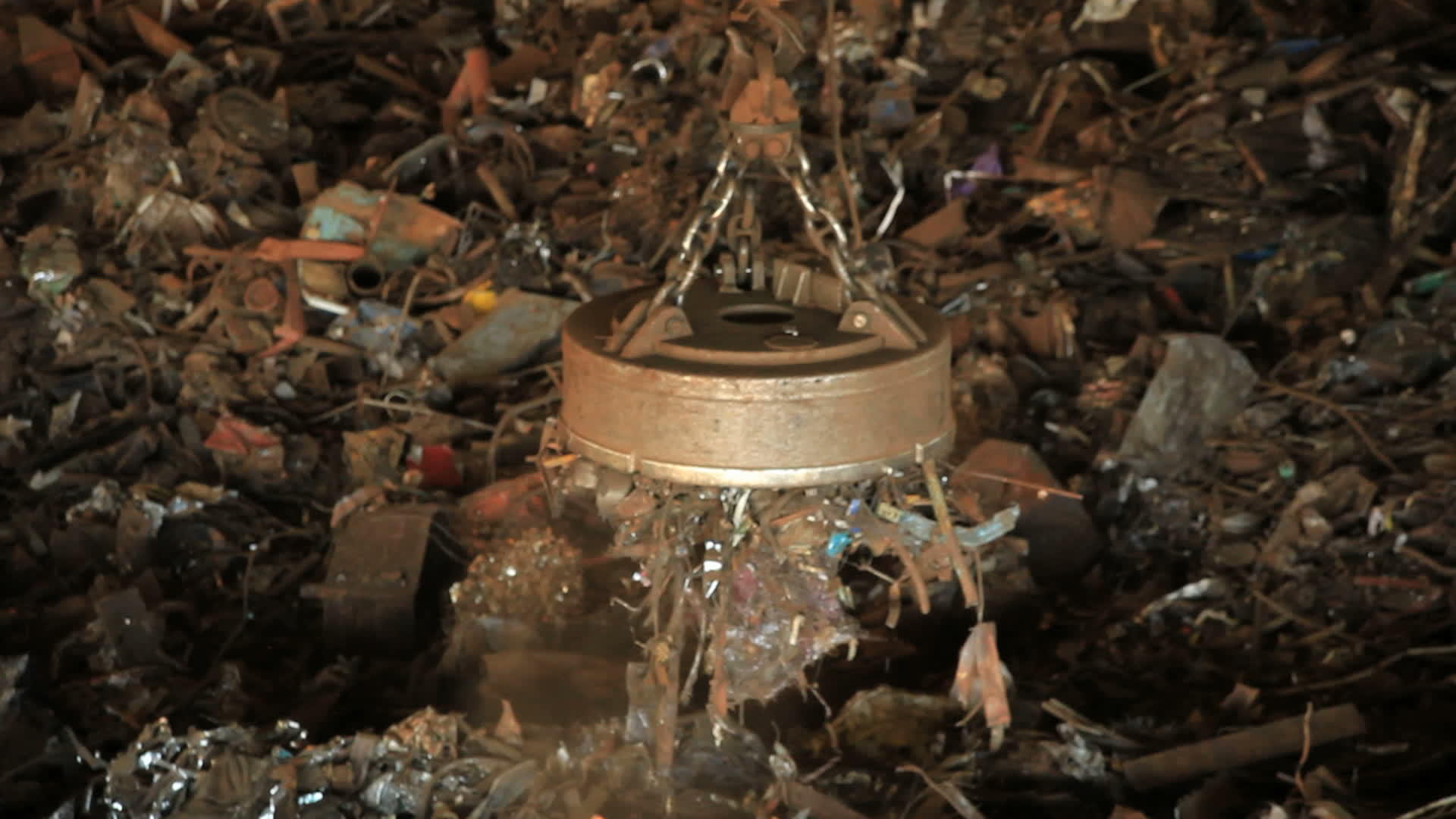 废物分类可回收金属视频的预览图
