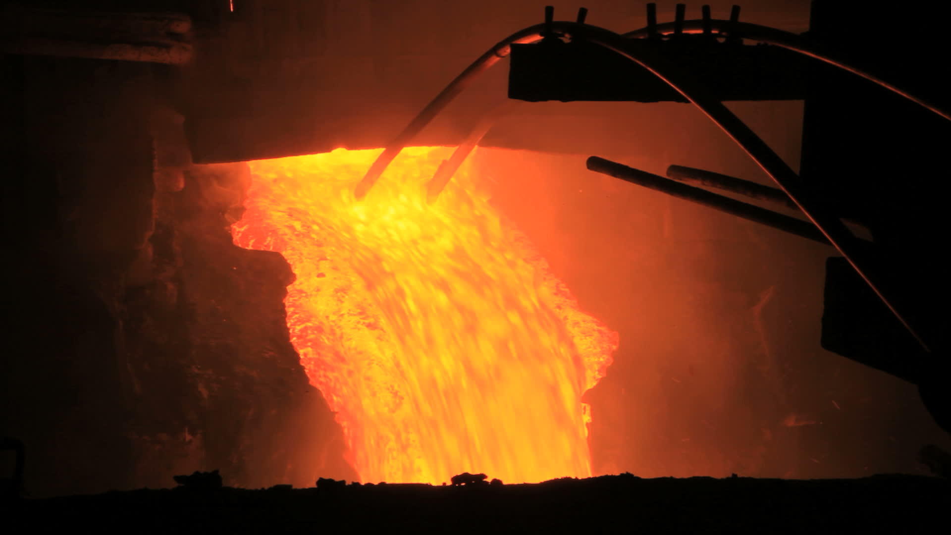 工厂高温熔炼金属视频的预览图