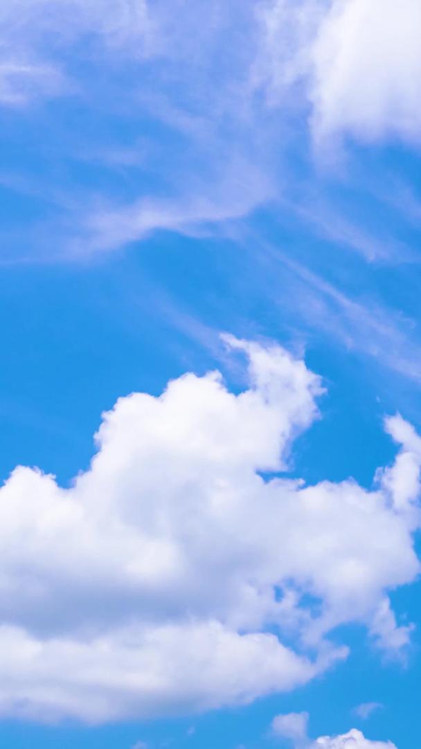 蓝天白云的实拍涌动视频的预览图