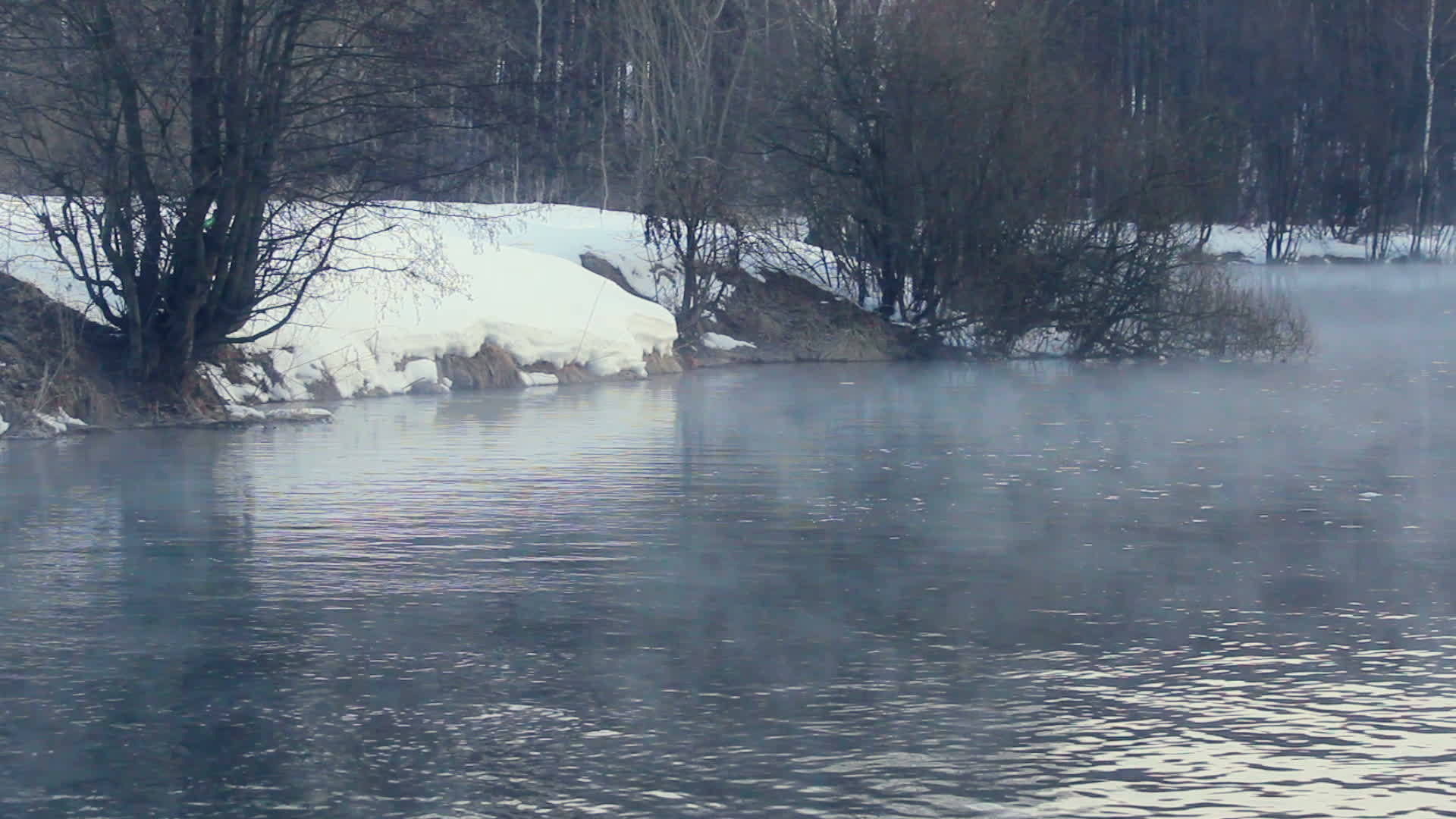 冬天寒冷的湖泊视频的预览图