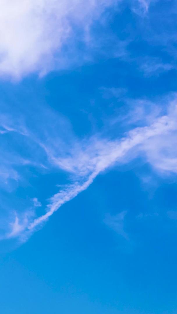 蓝天白云的实拍涌动视频的预览图