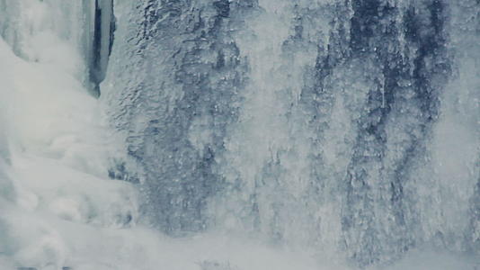 融水的冰川瀑布视频的预览图