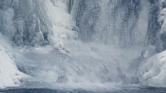 冰川融水的春天视频的预览图
