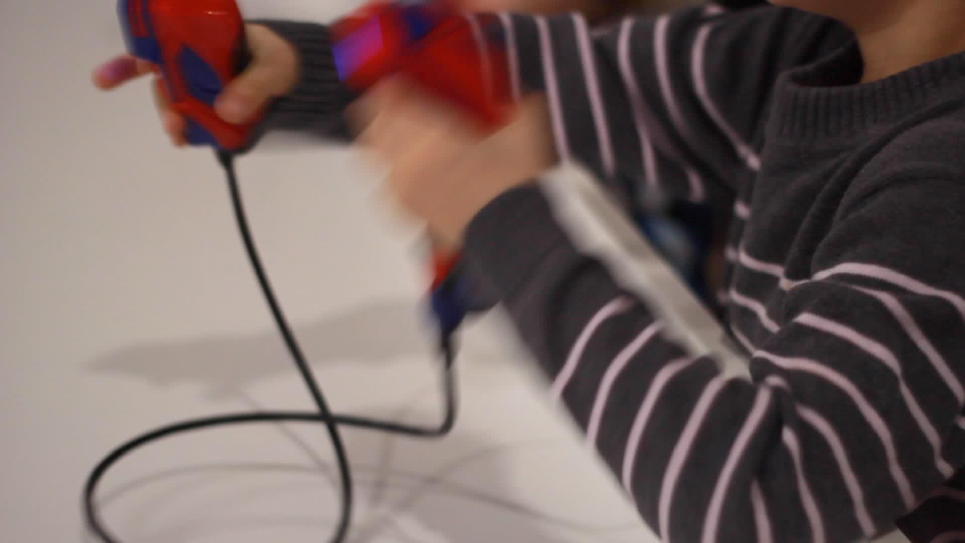 儿童使用手柄操作机器人视频的预览图