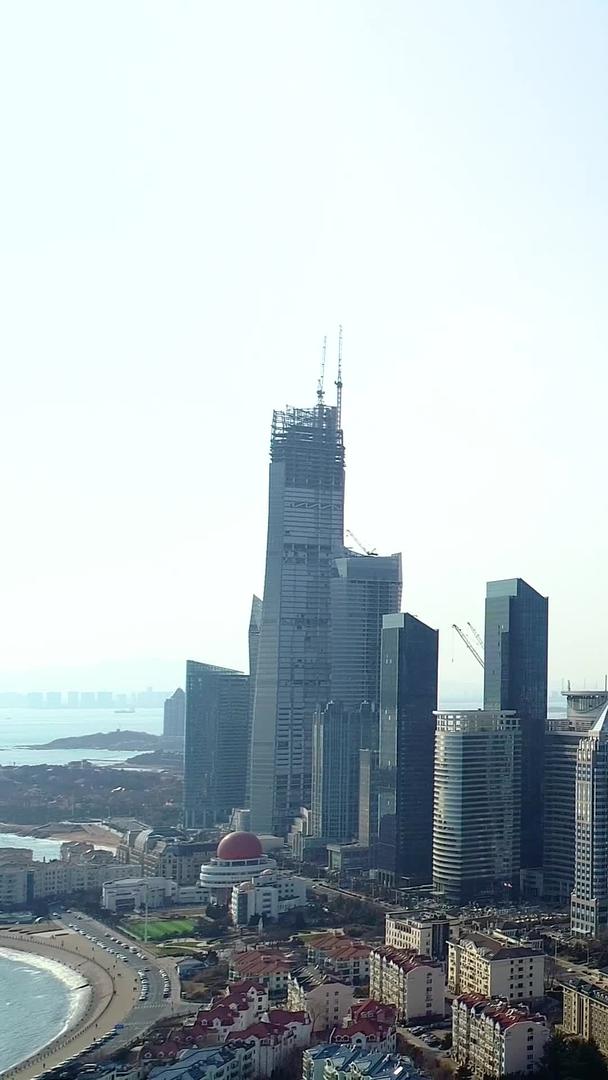 青岛航拍正在建设中的第一栋高楼视频的预览图
