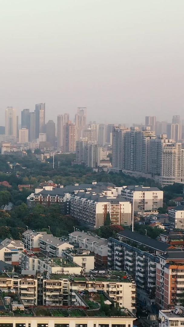 武汉黄鹤楼名胜大气环绕航拍实拍视频视频的预览图