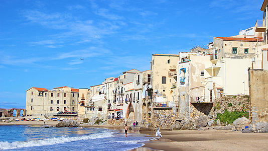 意大利西西里岛切法卢小镇视频的预览图