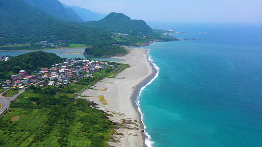 台湾海边沙滩高山航拍4K视频的预览图