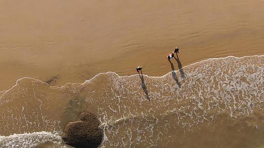4k俯拍海边沙滩行人行走视频的预览图