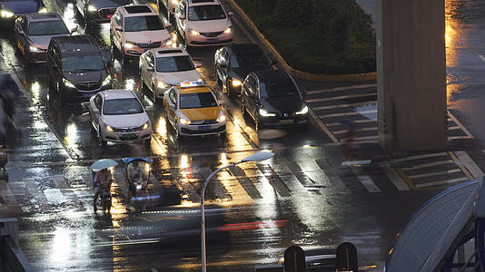 航拍城市雨天道路斑马线交通车流街景夜景4k素材视频的预览图