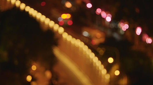 航拍城市夜景虚焦五彩斑斓光斑交通车流4k素材视频的预览图