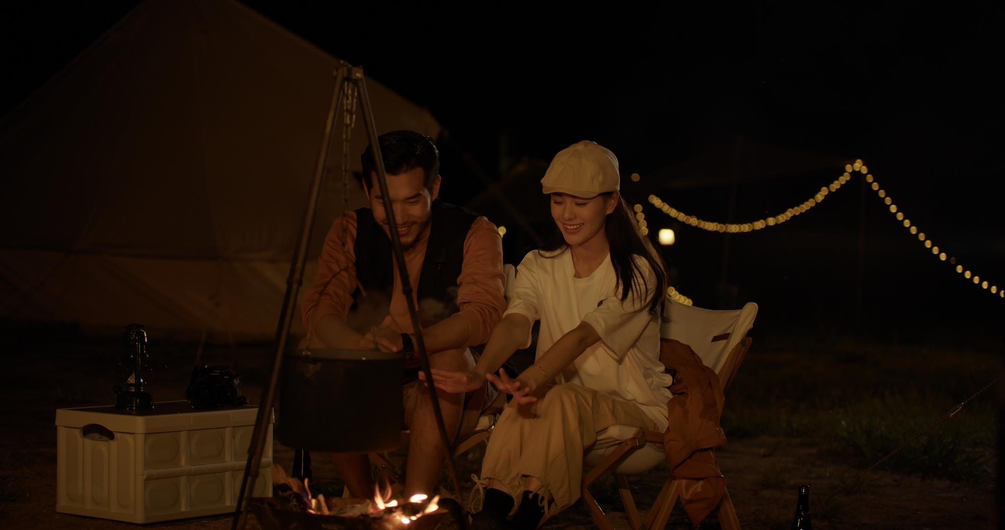 8K情侣在篝火旁聊天取暖视频的预览图