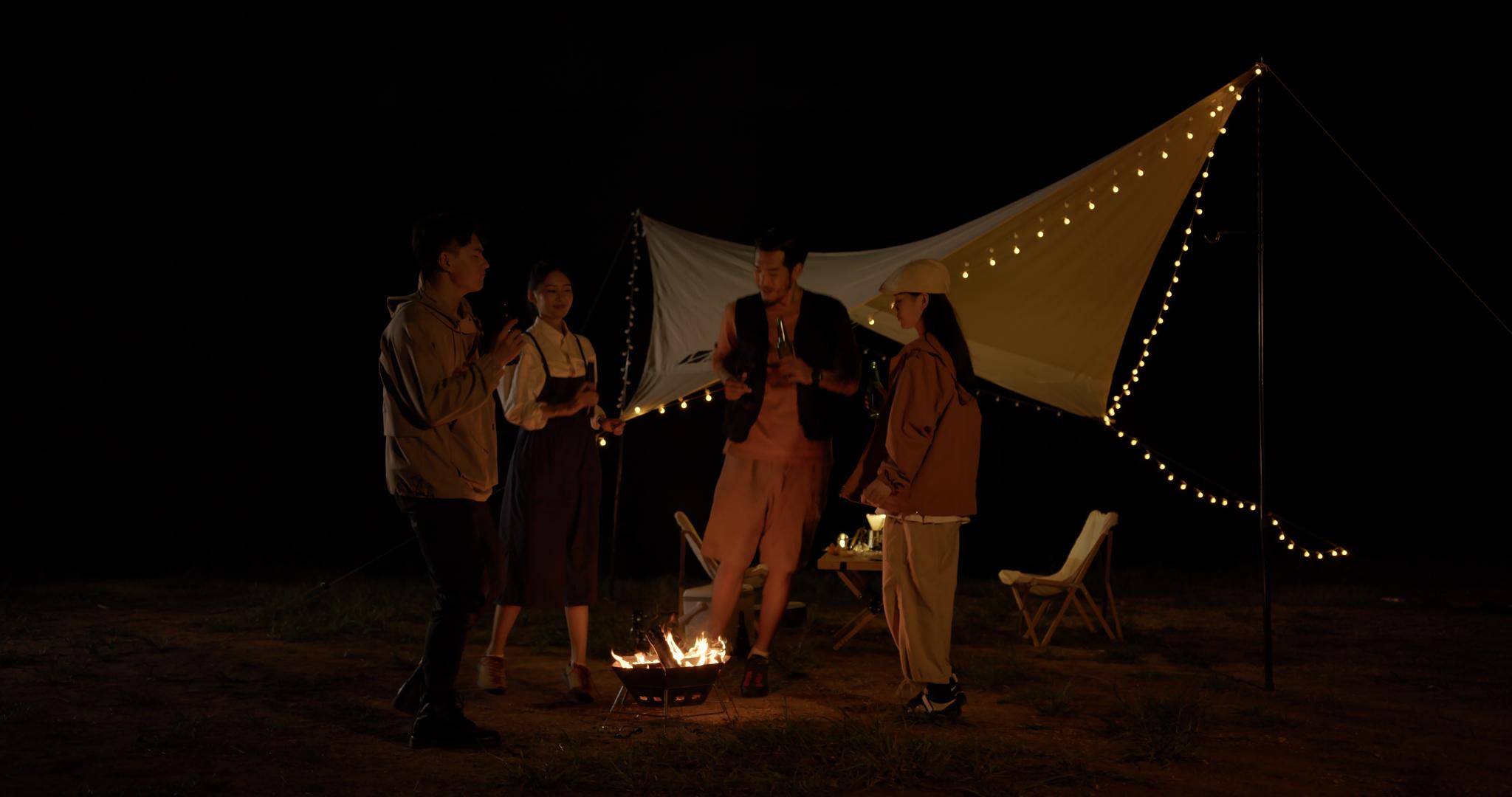 8K夜晚露营青年在篝火旁跳舞视频的预览图