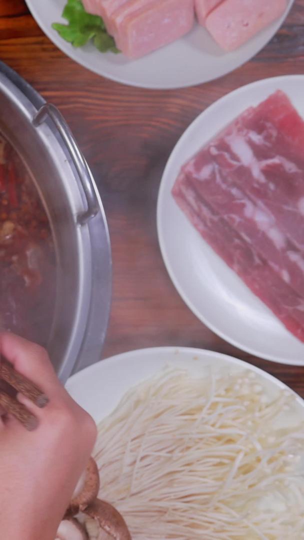 涮肉吃火锅视频的预览图