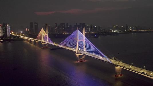4K武汉长江二桥夜景和灯光秀城市风光视频素材视频的预览图