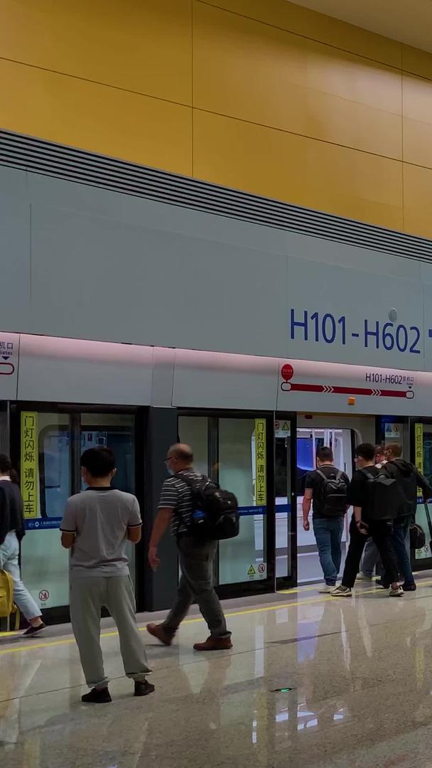 浦东机场T2航站楼通往候机楼的捷运列车实拍视频视频的预览图