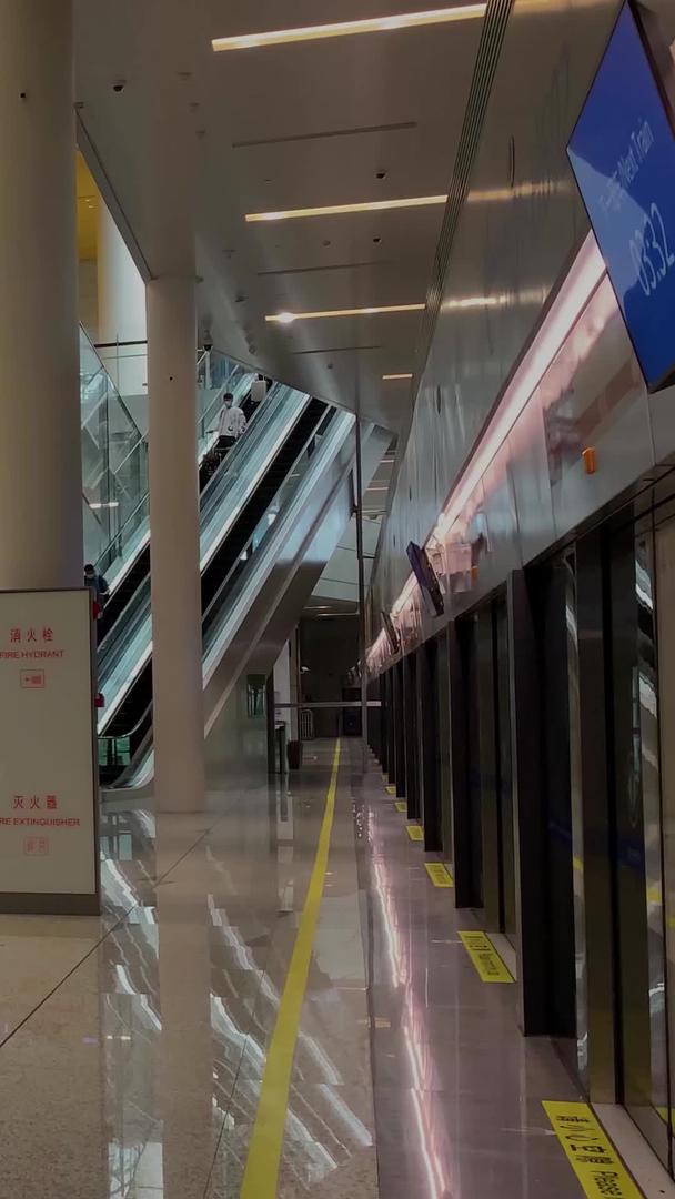 浦东机场T2航站楼通往候机楼的捷运列车实拍视频视频的预览图