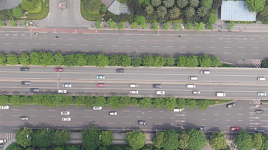 俯拍城市大道交通视频的预览图