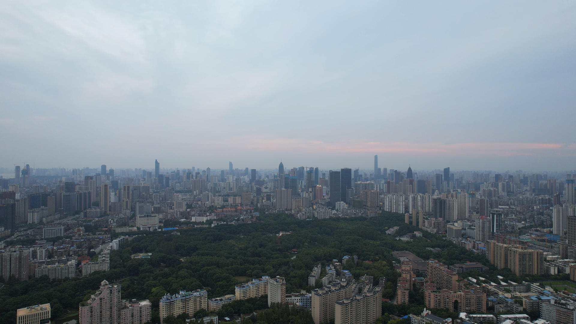 航拍城市夕阳天空公园绿化天际线高楼4k素材视频的预览图