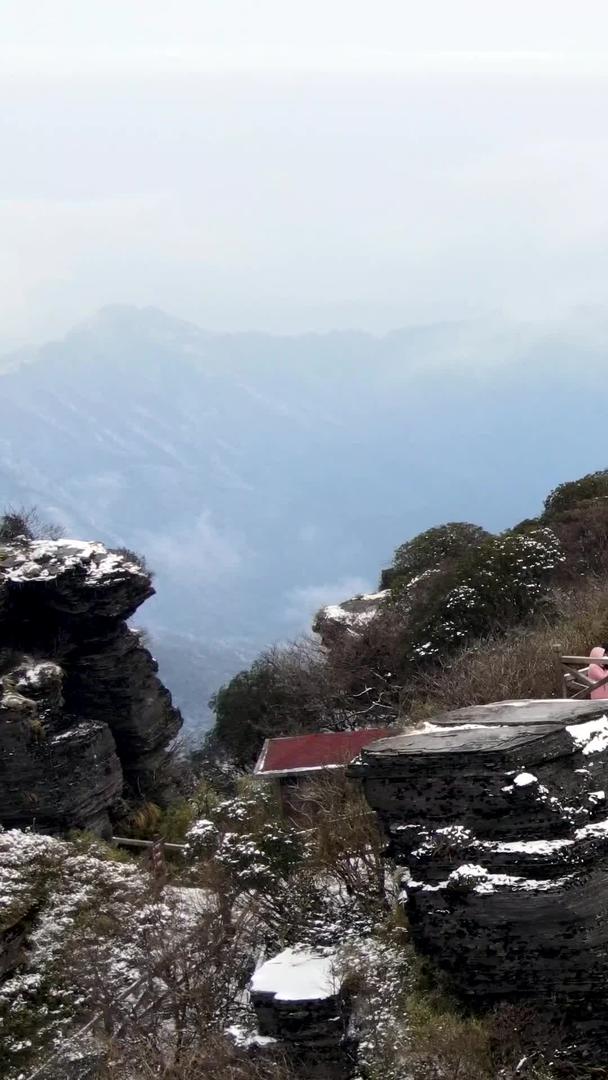 贵州梵净山蘑菇石雪景航拍视频的预览图