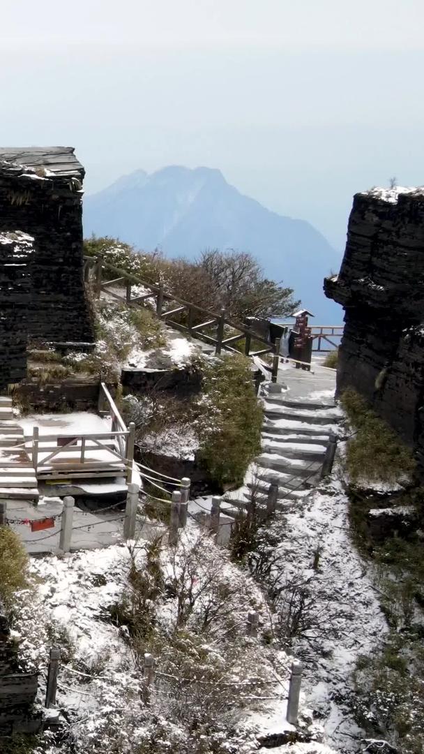 贵州梵净山蘑菇石雪景航拍视频的预览图