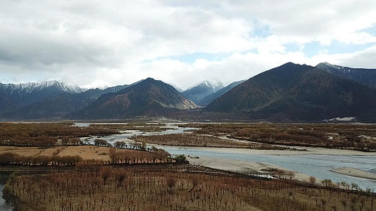 西藏雅鲁藏布大峡谷尼洋河航拍原始素材04视频的预览图