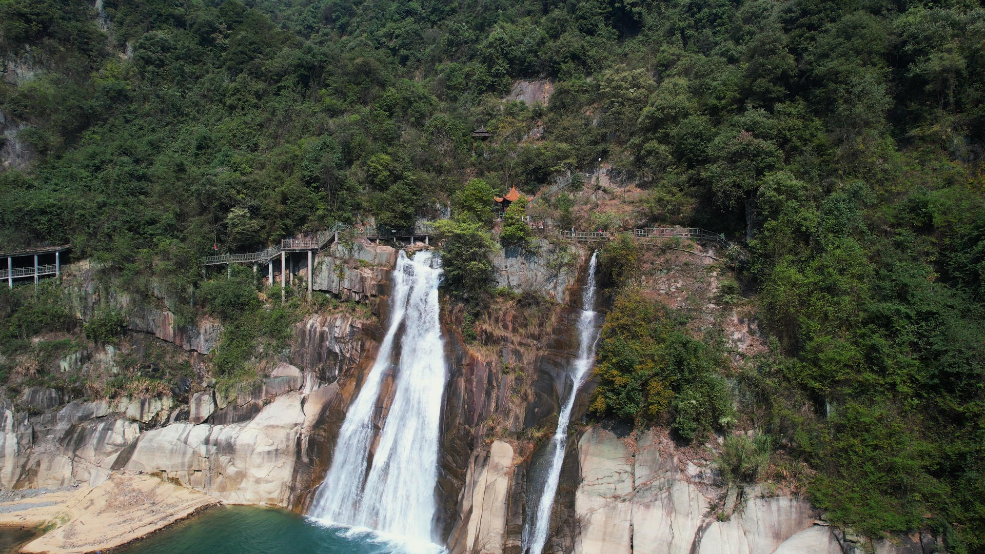 航拍湖南5A级旅游景区东江湖猴古山瀑布4k素材视频的预览图