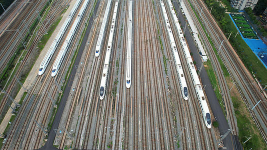 航拍城市高铁车站铁轨轨道停放的列车空镜4k素材视频的预览图