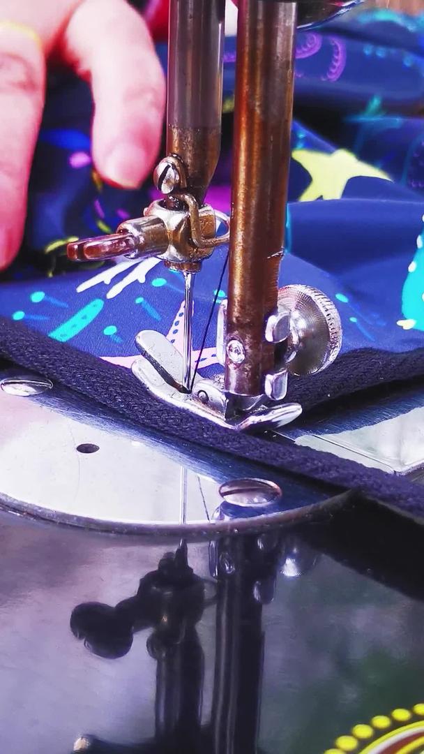 实拍传统老缝纫机缝制衣物生活类视频视频的预览图