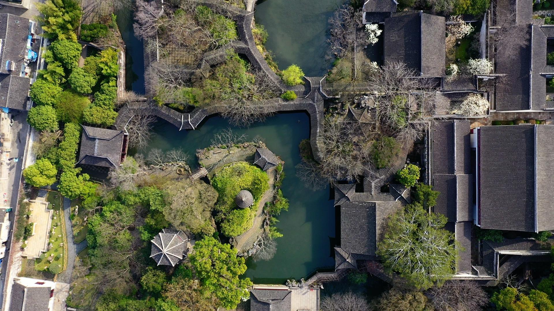 航拍中国四大名园苏州拙政园视频的预览图