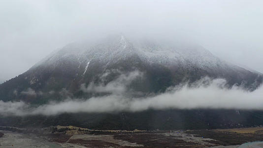 航拍雪山云海视频的预览图