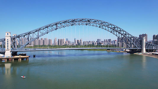 第一视觉城市蓝天江景桥梁交通车流街景4k素材视频的预览图